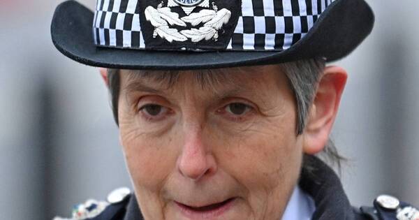 La Nación / Dimite jefa de la policía de Londres