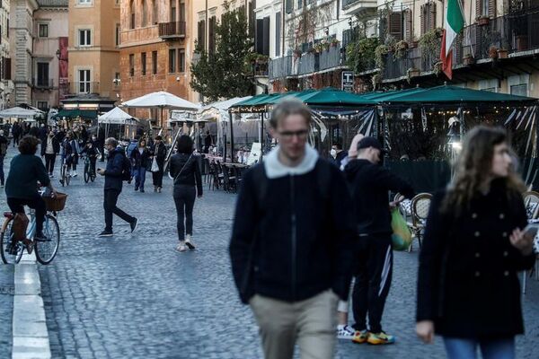 Italia pone fin desde hoy a las mascarillas en exteriores y abre discotecas - Mundo - ABC Color