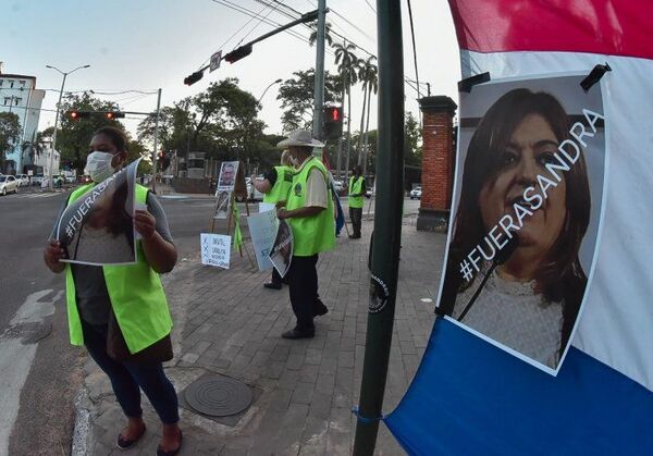 Ciudadanos autoconvocados piden renuncia o juicio político de Sandra Quiñónez