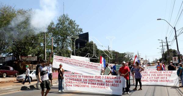 La Nación / Comerciantes de zona de Tres Bocas cierran ruta reclamando pago de subsidios y lento avance