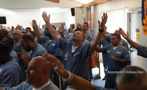 Cientos de reclusos alaban a Dios en prisión de máxima seguridad de Florida