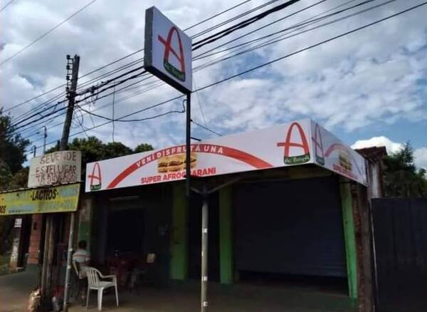 Crónica / Exconcejal chovy tatáre le bajó tres hamburguesas "afroguaraní" y rajó sin pagar ndaje