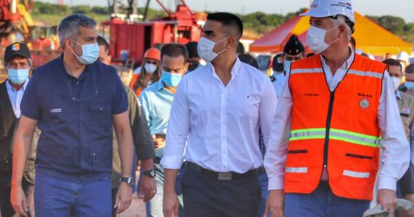 La Nación / Abdo verifica obras del puente que unirá Asunción con Chaco´i