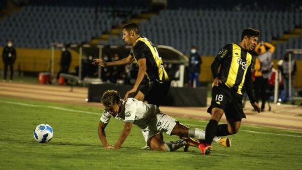 Guaraní cae ante un Orense con 10 jugadores