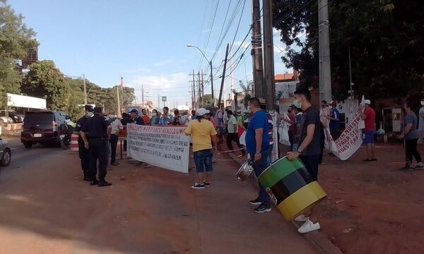 Comerciantes de zona de Tres Bocas bloquean tráfico vehicular en reclamo de subsidios y celeridad en obras