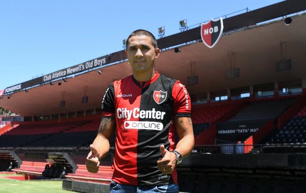 El paraguayo Gustavo Velázquez fue presentado en Newell's de Argentina