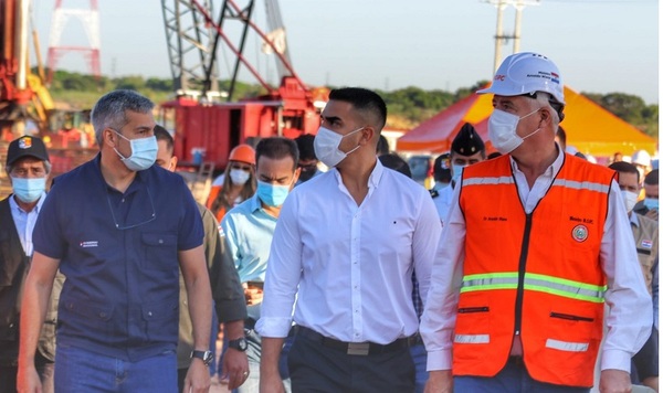 Abdo Benítez destaca envergadura de las obras del puente Héroes Chaco