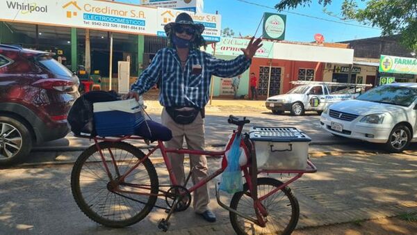 Peluquero ambulante recorre en su bicicleta