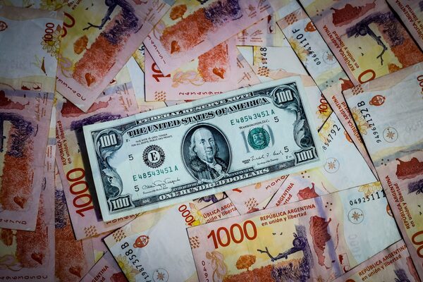 Argentina, el país bimonetario donde el dólar es una obsesión cotidiana - MarketData