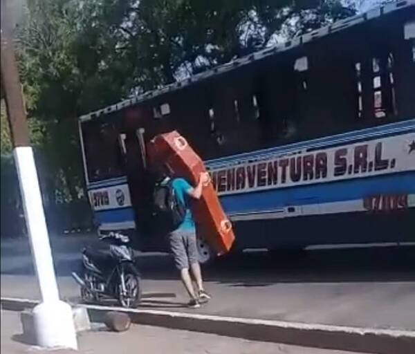 Crónica / [Video] "Tranqui panqui" viajó con su ataúd en un micro de Yaguarón