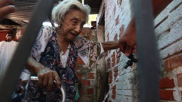Crónica / "Ya me voy a poder bañar" dijo la abuelita al recibir agua potable
