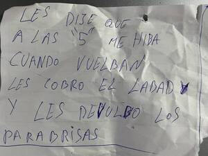 Crónica / Cuidacoche se llevó parabrisas y dejó esquelita por "falta de pago"