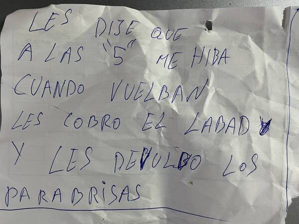 Crónica / Cuidacoche se llevó parabrisas y dejó esquelita por "falta de pago"