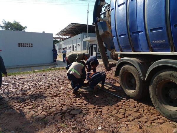 Essap se encargó de “limpiar” la obra cloacal del MOPC que colapsó antes de inaugurarse - Nacionales - ABC Color