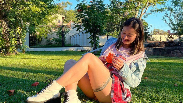 Crónica / ¡Mirá el título que peló la modelo estanciera! ¿Le creemos?