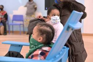 Expertos divididos sobre efecto del tapabocas en el desarrollo de los niños