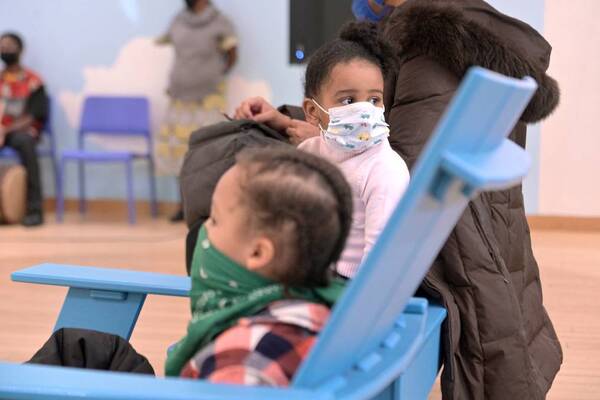 Expertos divididos sobre efecto del tapabocas en el desarrollo de los niños