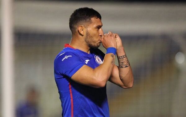Juan Escobar renueva por 3 años con Cruz Azul