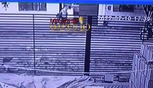 Motochorros con arma de fuego despojan a una menor de 16 años de un celular