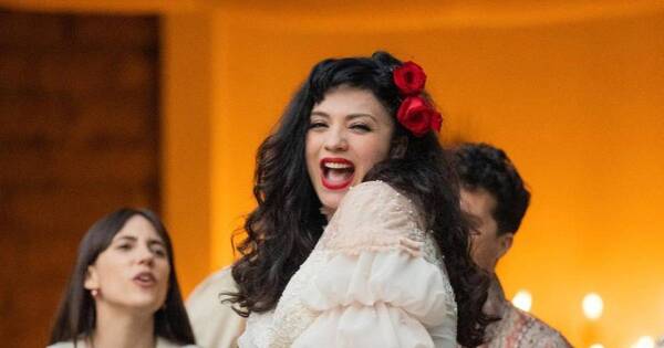 La Nación / Mon Laferte reveló que ya nació su primer hijo