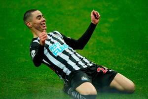 Crónica / ¿Debe vender Newcastle a Almirón? Medios "piratas" lo preguntan