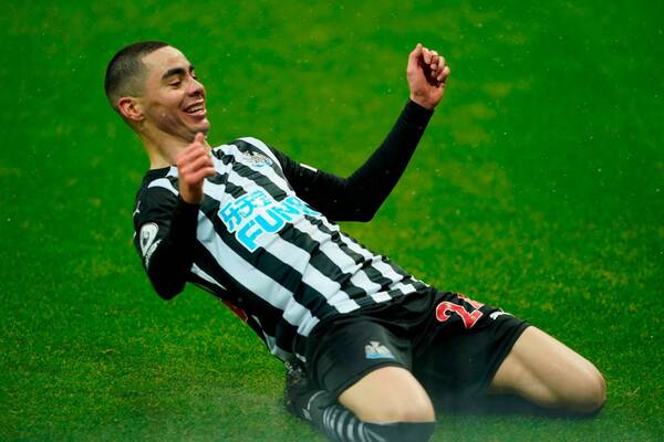 Crónica / ¿Debe vender Newcastle a Almirón? Medios "piratas" lo preguntan