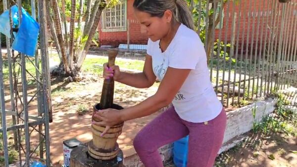 Liliana, la yuyera que despierta admiración y piropos en Villarrica
