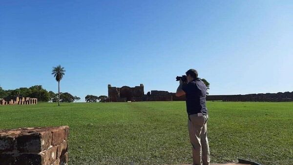Periodista francés de turismo realiza cobertura por varios puntos de Paraguay