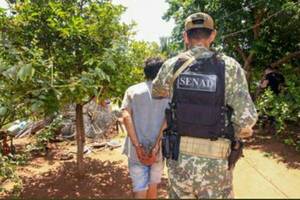 Crónica / Jovencito tiró crak en el patio trasero de su casa cuando vio a polis