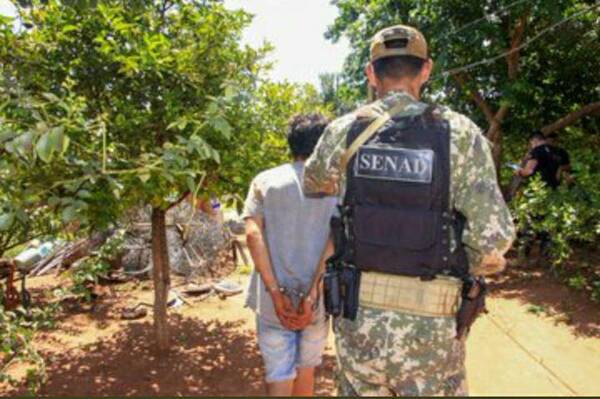 Crónica / Jovencito tiró crak en el patio trasero de su casa cuando vio a polis