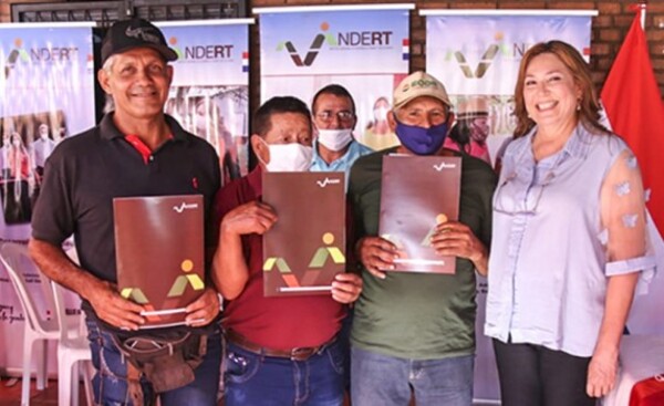 Entregan 83 títulos de propiedad en Alto Paraná