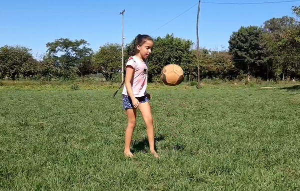 Viral: niña de 8 años domina el balón y sueña con conocer a Ángel Romero