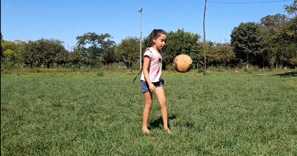 San Pedro: niña de 8 años sorprende con su habilidad con la pelota