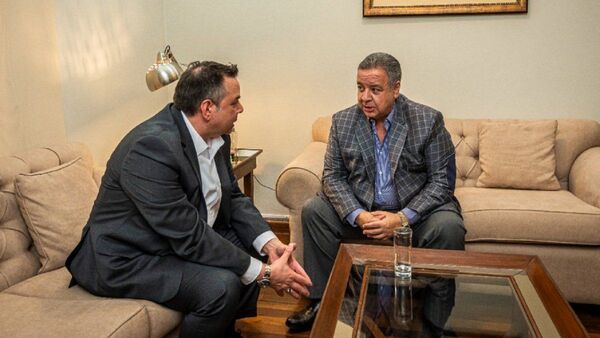 Representante de EEUU trata "fortalecimiento de las instituciones" con ministro de Inteligencia