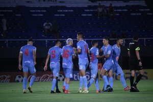 Con tres golazos Resistencia sube a la cima