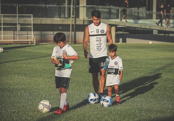Las tiernas postales de Iván “Tito” Torres jugando con sus hijos - Gente - ABC Color