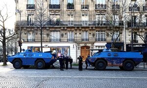 Una París blindada intenta impedir las protestas de antivacunas que se esparcen por el mundo - .::Agencia IP::.