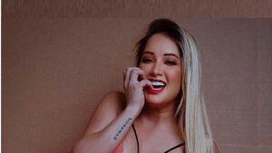 Pam salió a presumir el título de su estancia