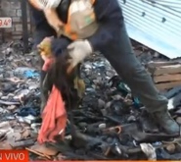 Voraz incendio consume tres viviendas en Asunción - Paraguay.com