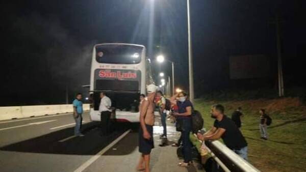 Crónica / Pasajeros tuvieron que apagar incendio en micro