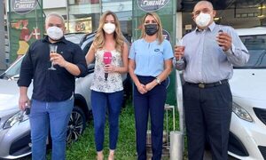 González Giménez culmina su promoción de fin de año con la entrega de dos camionetas 0km