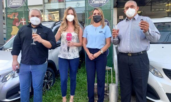 González Giménez culmina su promoción de fin de año con la entrega de dos camionetas 0km