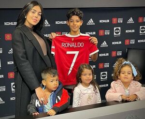 ¡El hijo de Cristiano Ronaldo ya es jugador del Manchester! - Gente - ABC Color