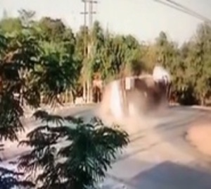 Camión que transportaba soja volcó aparatosamente en San Pedro - Paraguay.com