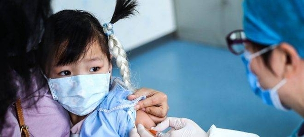 Diario HOY | Revisarán más datos antes de decidir la vacuna anticovid a menores de 5 años