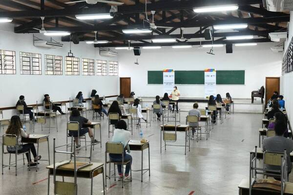 Crónica / Más de 10 mil jóvenes competirán por las 3 mil becas de Itaipú