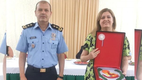 En medio de rumores de juicio político, Policía entrega obsequio a Sandra Quiñónez