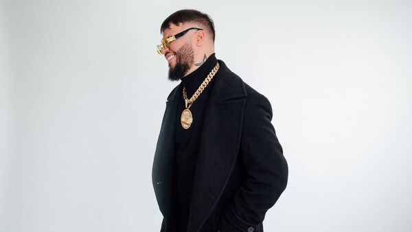 Farruko da "una misa" y pide perdón por sus canciones