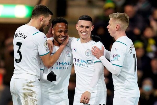 Manchester City aplasta a Norwich y desactiva la presión