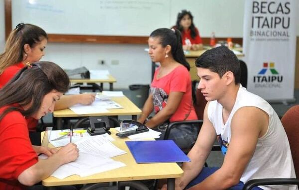 Becas Itaipu cerró con 10.238 postulantes de todo el país